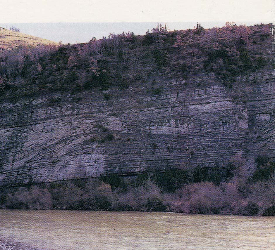 Sección de roca donde se ven las estratrificaciones del terreno