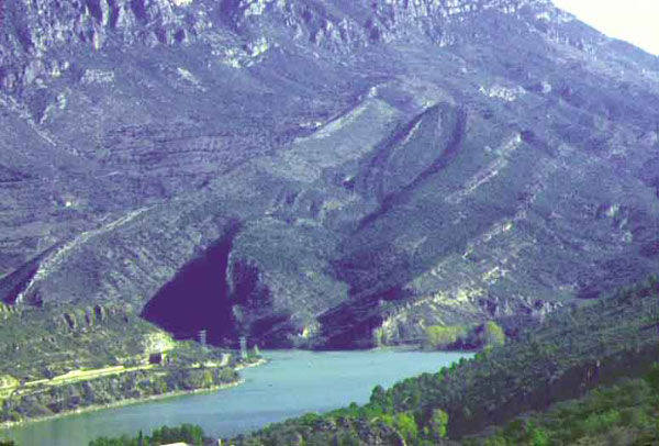 Photograph with a syncline fold