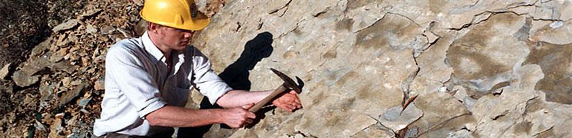 Geòleg obtenint unes mostres de roca amb el pic